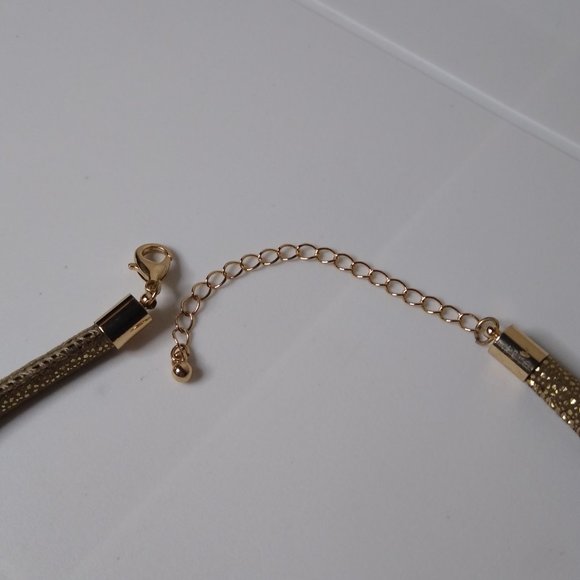 Metal Leaf Pendant Necklace Adjustable 17 To 19.5 Inches - Picture 10 of 12